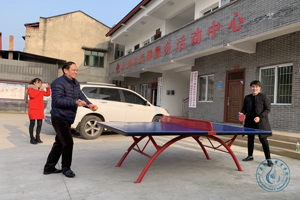 王甫茂与beat365官网驻村第一书记王紫元打乒乓球